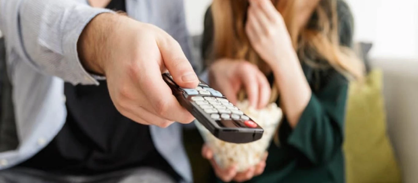Αυτά είναι τα ευεργετικά οφέλη σε μία σχέση όταν βλέπεις ερωτικές ταινίες με τον σύντροφό σου